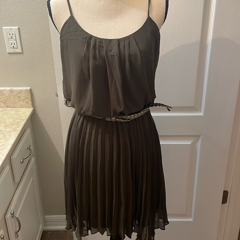 EUC Bisou Bisou Olive Green Pleated Dress Size 6